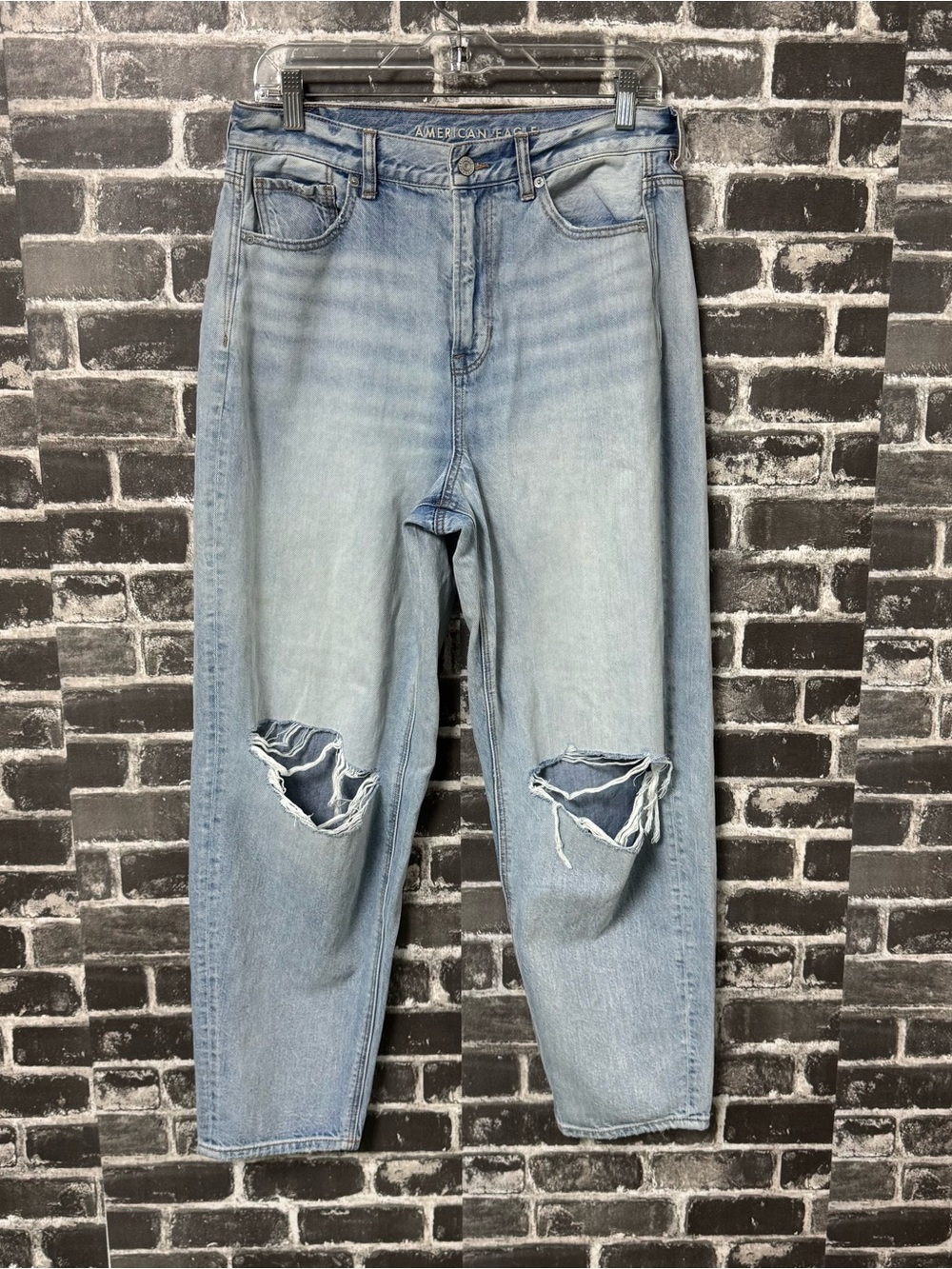 NWT American Eagle relaxed mom Jeans ripped knees
